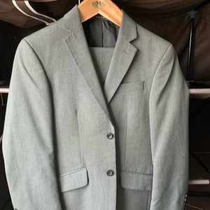 Kenneth Cole Reaction Suit 38S.